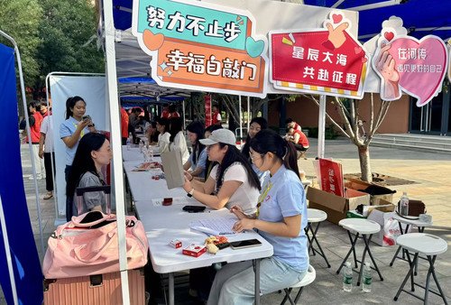 宁静的校园因新同学的到来焕发勃勃生机